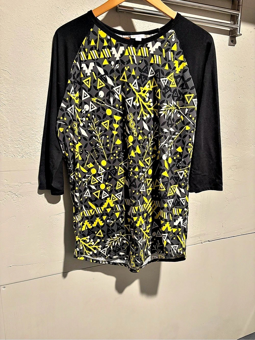 Lularoe Geometric Raglan Tee in Black & Yellow Size XL